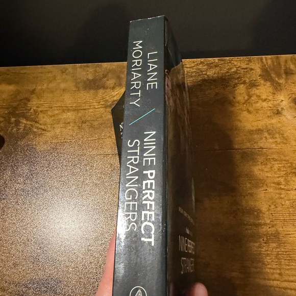 Nine Perfect Strangers . Softcover - Picture 3 of 3